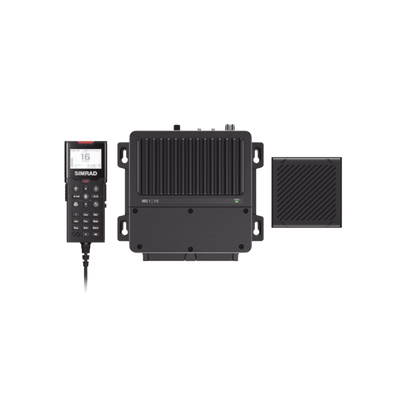 Radio Marina Simrad VHF / Homologación DSC Clase D / Microteléfonos 8 (4 Inalámbricos, 4 Cable) / Altavoces Externos 4 / Conectividad NMEA 0183 y NMEA 2000 / Receptor GPS Integrado / Función Track Buddy
