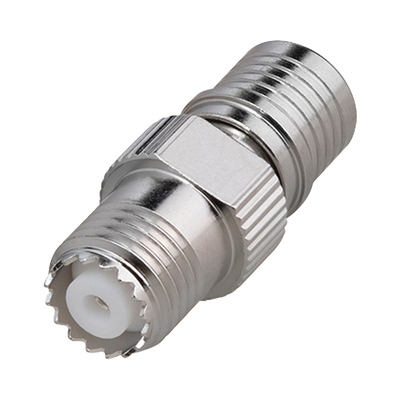 Adaptador en Línea, de Conector QMA (Quick Mate) Macho a Mini-UHF Hembra, Bronce Blanco/ Oro/ Teflón.