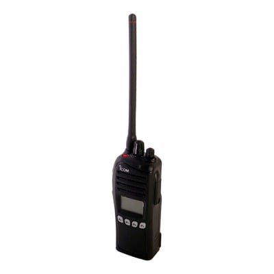 Radio digital NXDN, en la banda de VHF, rango de frecuencia 136-174MHz, 512 canales, 5W de potencia, analógico, digital y mezclado, opera en sistemas convencional, trunking y multitrunk, no incluye cargador.